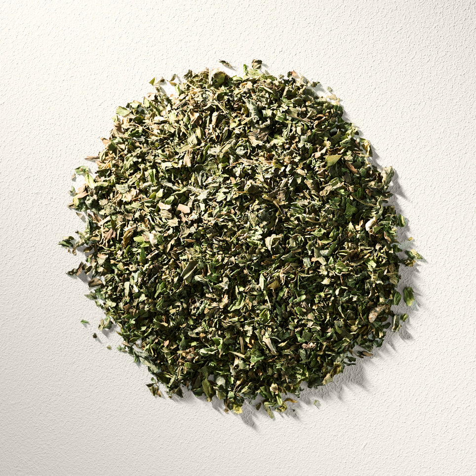 Nahaufnahme von der Teemischung Triple Mint Kräutertee