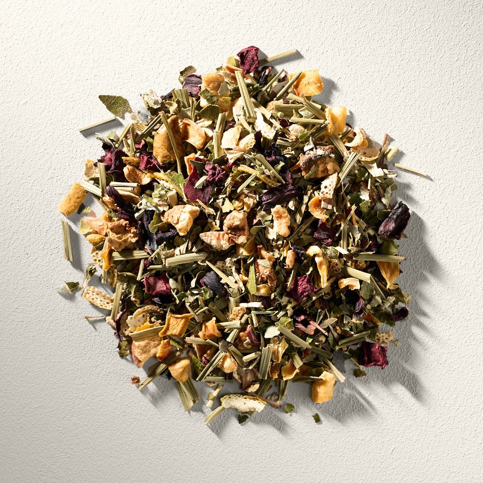 Nahaufnahme von der Teemischung Citrus Glow Kräutertee