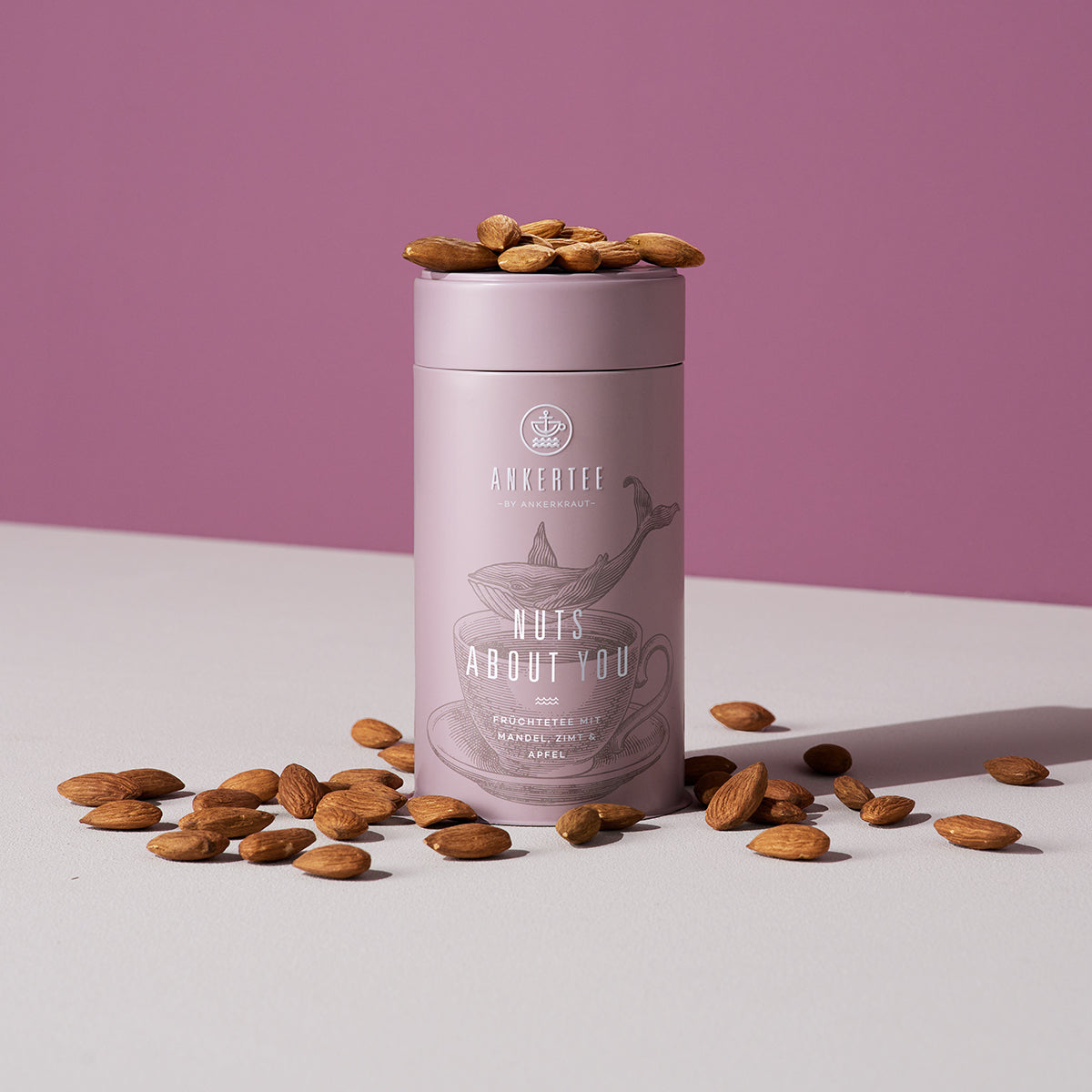 Eine Ankertee-Dose mit der Aufschrift NUTS ABOUT YOU, auf und neben der Dose liegen lose Mandeln